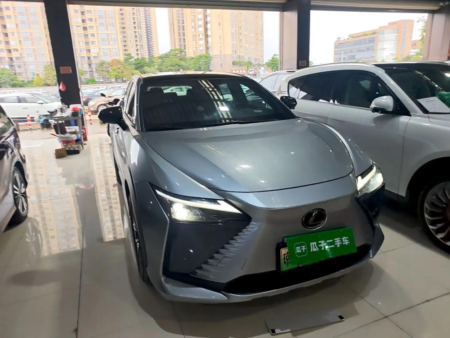 Lexus RZ 2023 450e All-Wheel Drive Luxury Edition — миниатюра 3