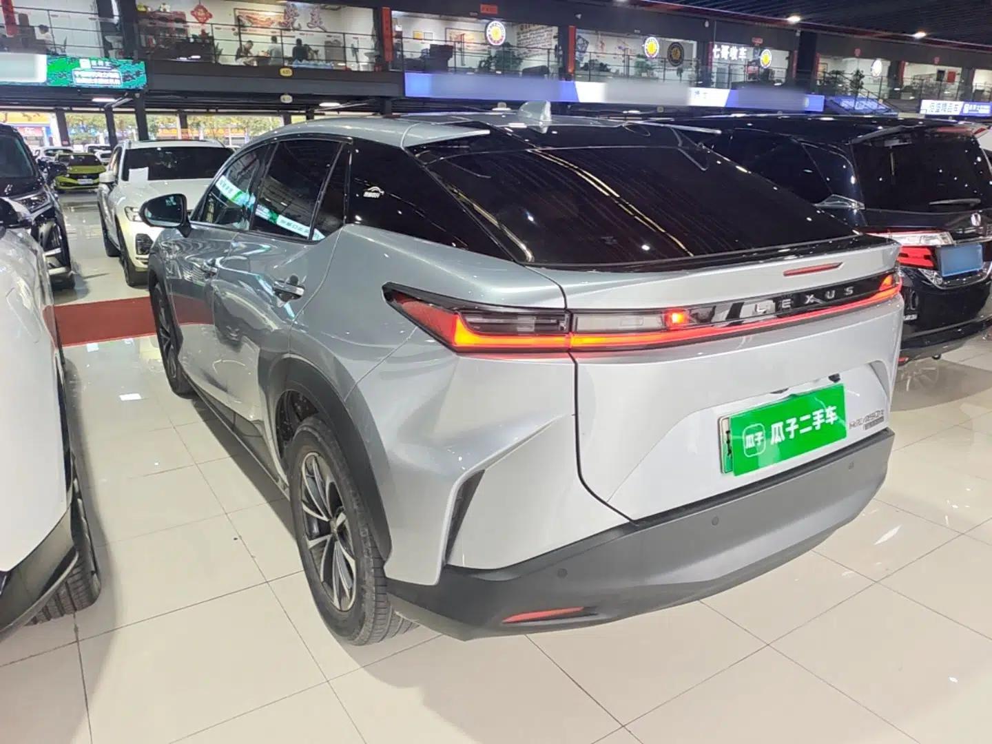 Lexus RZ 2023 450e All-Wheel Drive Luxury Edition — миниатюра 4