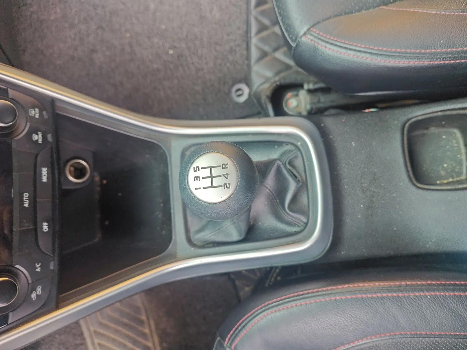 Suzuki S-Cross 2014 1.6L Manual Two-Wheel Drive Elite Model — миниатюра 11
