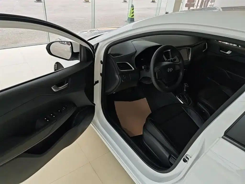 2016 Hyundai Verna 1.4L Automatic GLS (Cool Edition) — миниатюра 16