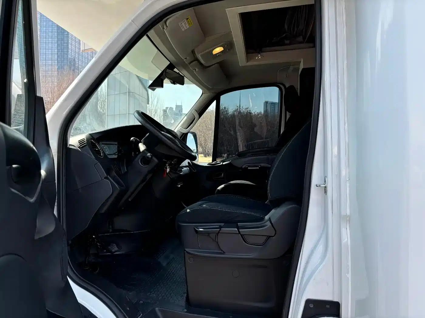 Iveco Daily 2021 3.0T Automatic Professional Chassis 6-ton Extended Wheelbase Double Cab Chassis F1C — миниатюра 7