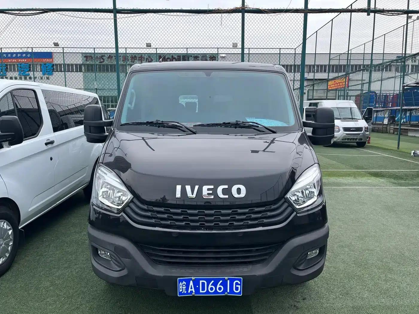 Iveco Daily 2021 2.0T Manual High-Grade Commercial Passenger Vehicle Short Wheelbase Low Roof Side Sliding Door F1A — миниатюра 2