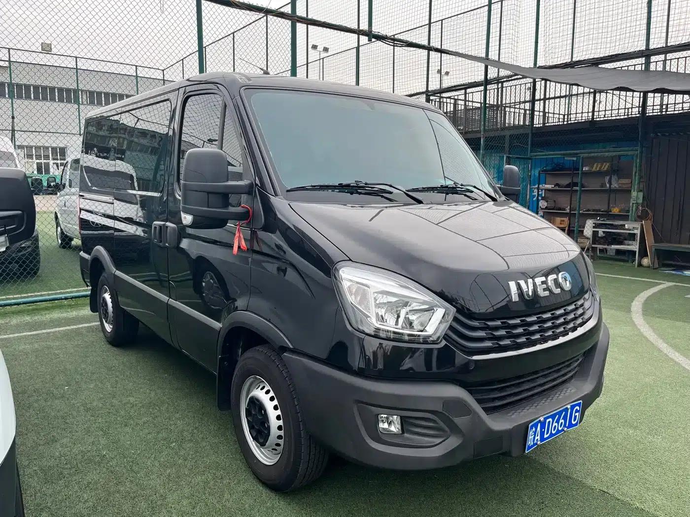 Iveco Daily 2021 2.0T Manual High-Grade Commercial Passenger Vehicle Short Wheelbase Low Roof Side Sliding Door F1A — миниатюра 3
