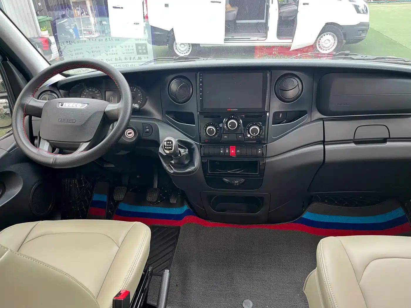 Iveco Daily 2021 2.0T Manual High-Grade Commercial Passenger Vehicle Short Wheelbase Low Roof Side Sliding Door F1A — миниатюра 4