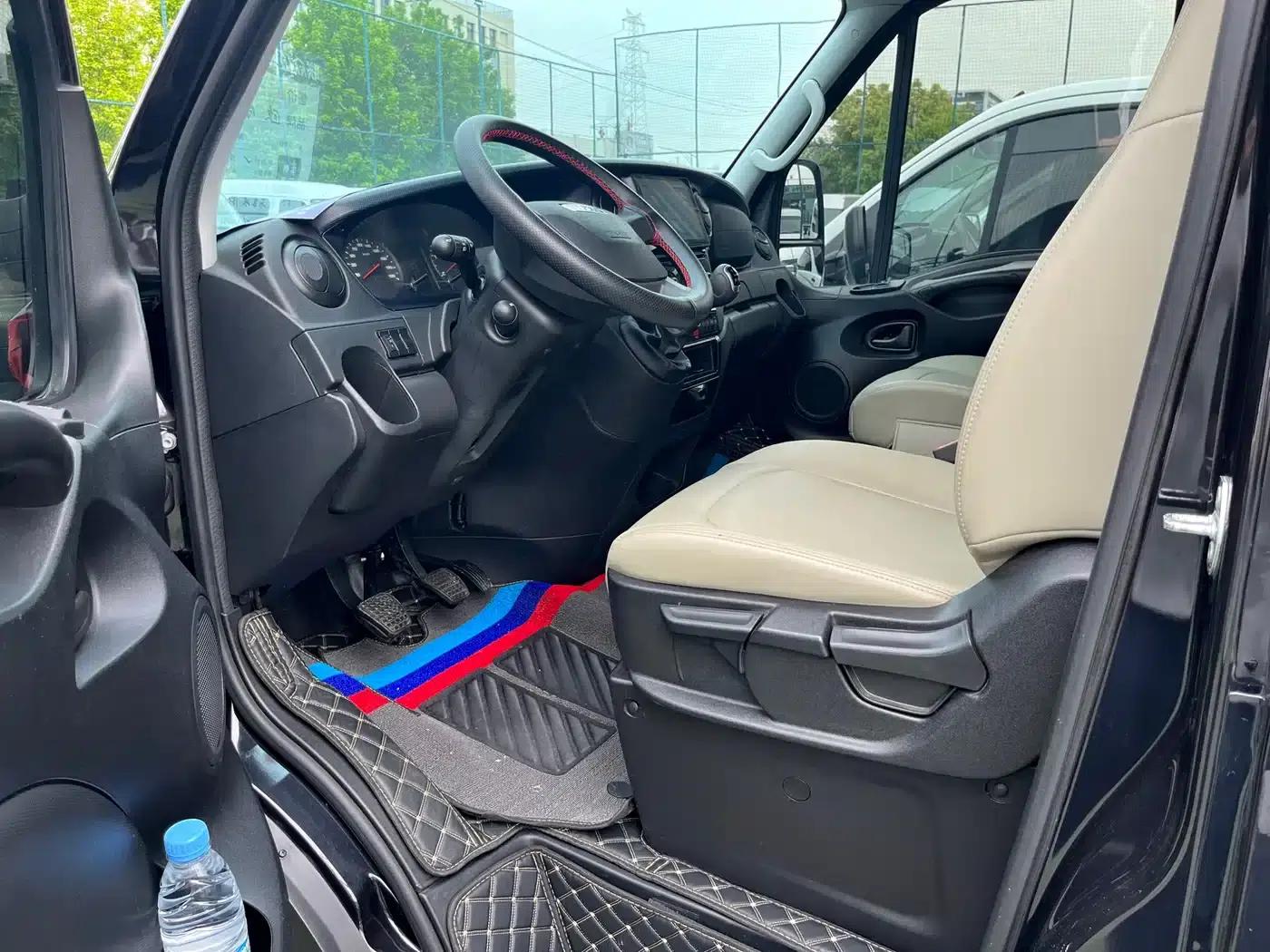 Iveco Daily 2021 2.0T Manual High-Grade Commercial Passenger Vehicle Short Wheelbase Low Roof Side Sliding Door F1A — миниатюра 5