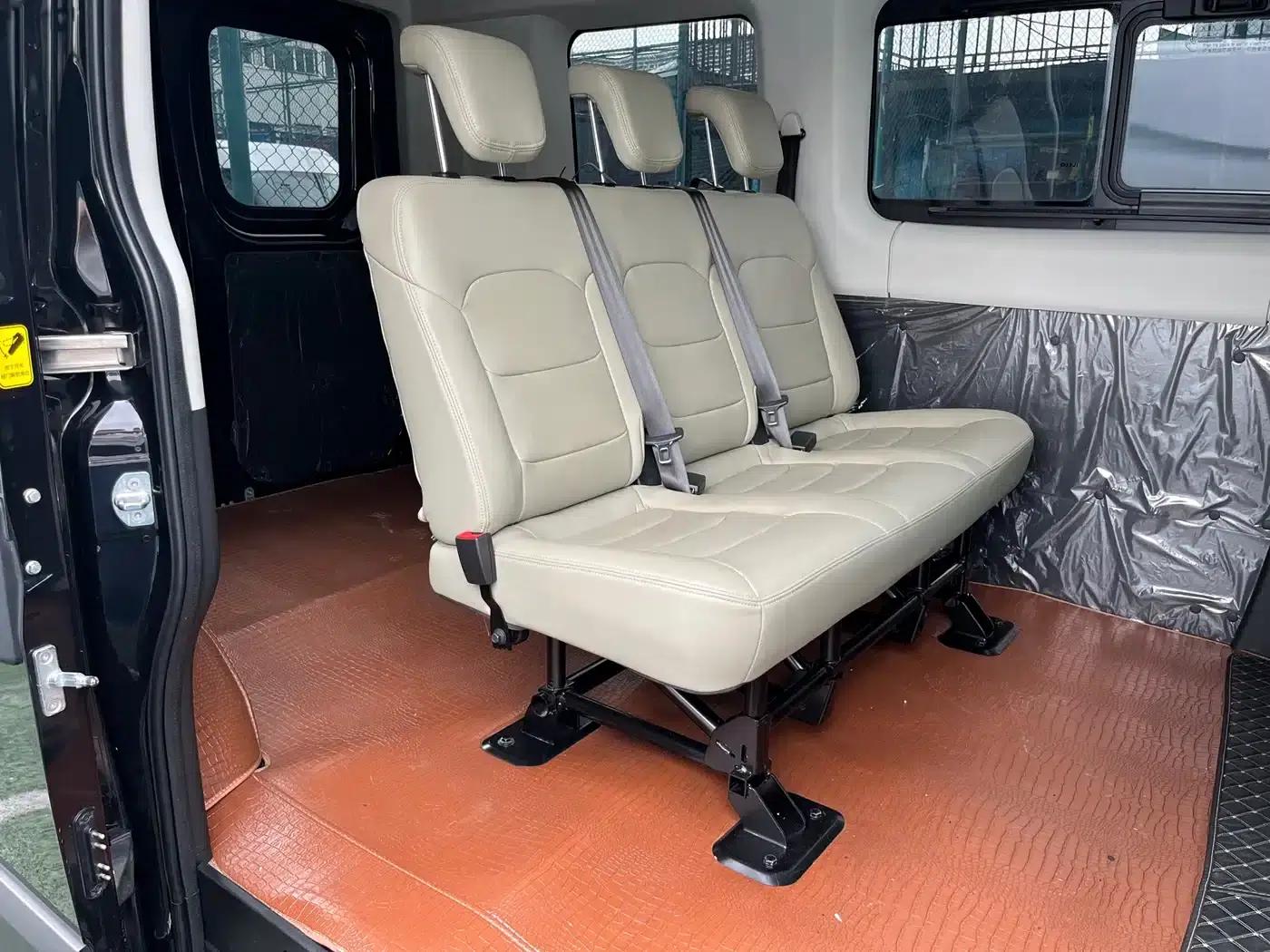 Iveco Daily 2021 2.0T Manual High-Grade Commercial Passenger Vehicle Short Wheelbase Low Roof Side Sliding Door F1A — миниатюра 6