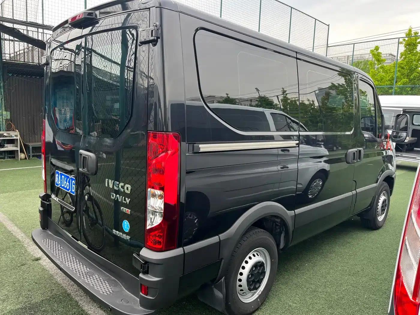 Iveco Daily 2021 2.0T Manual High-Grade Commercial Passenger Vehicle Short Wheelbase Low Roof Side Sliding Door F1A — миниатюра 8