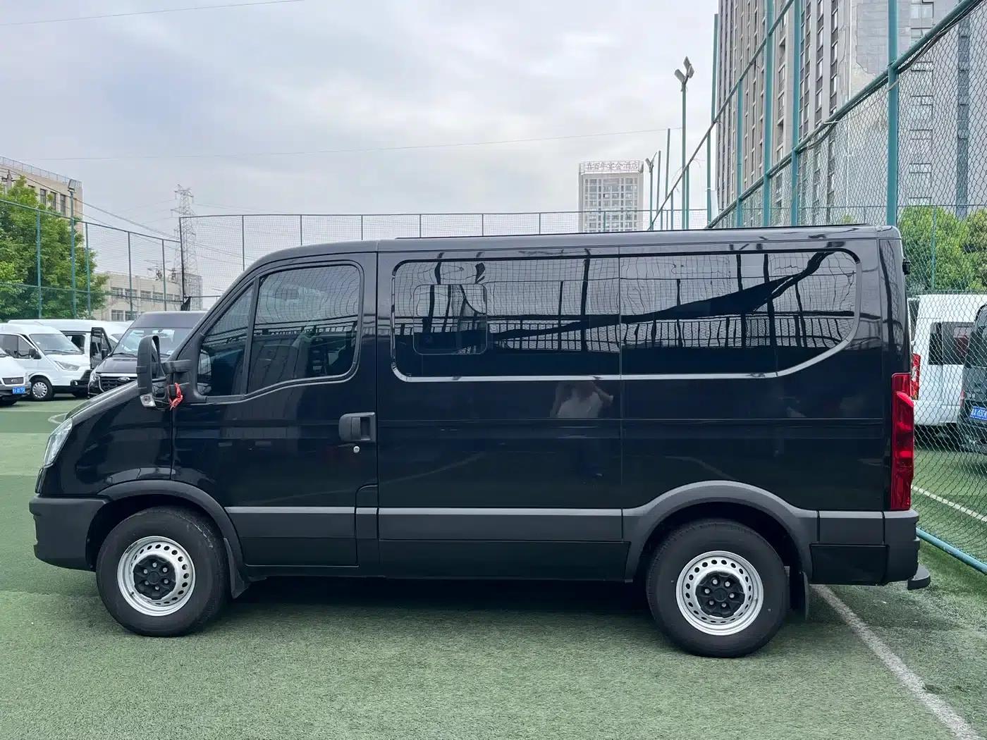 Iveco Daily 2021 2.0T Manual High-Grade Commercial Passenger Vehicle Short Wheelbase Low Roof Side Sliding Door F1A — миниатюра 9