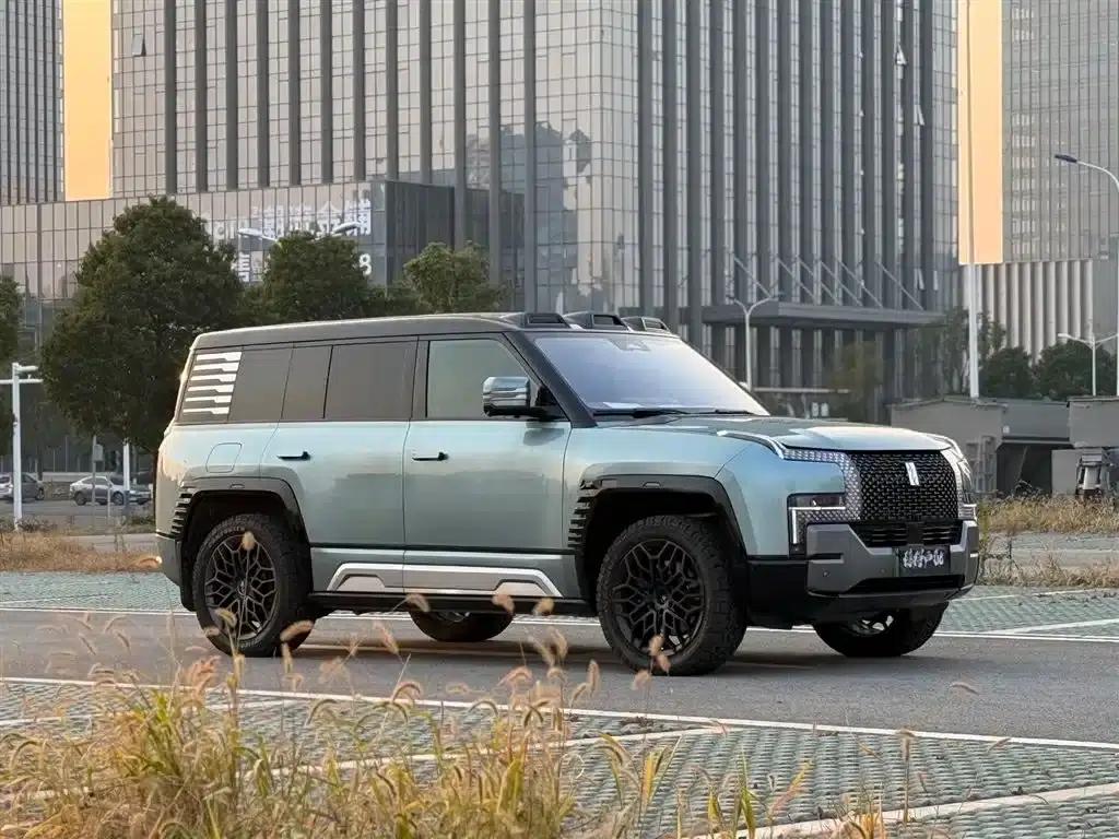 Looking up at the 2023 U8 Luxury Edition — миниатюра 1