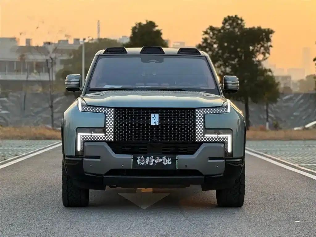 Looking up at the 2023 U8 Luxury Edition — миниатюра 2