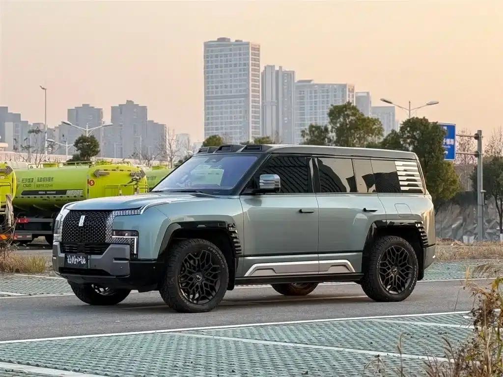 Looking up at the 2023 U8 Luxury Edition — миниатюра 3
