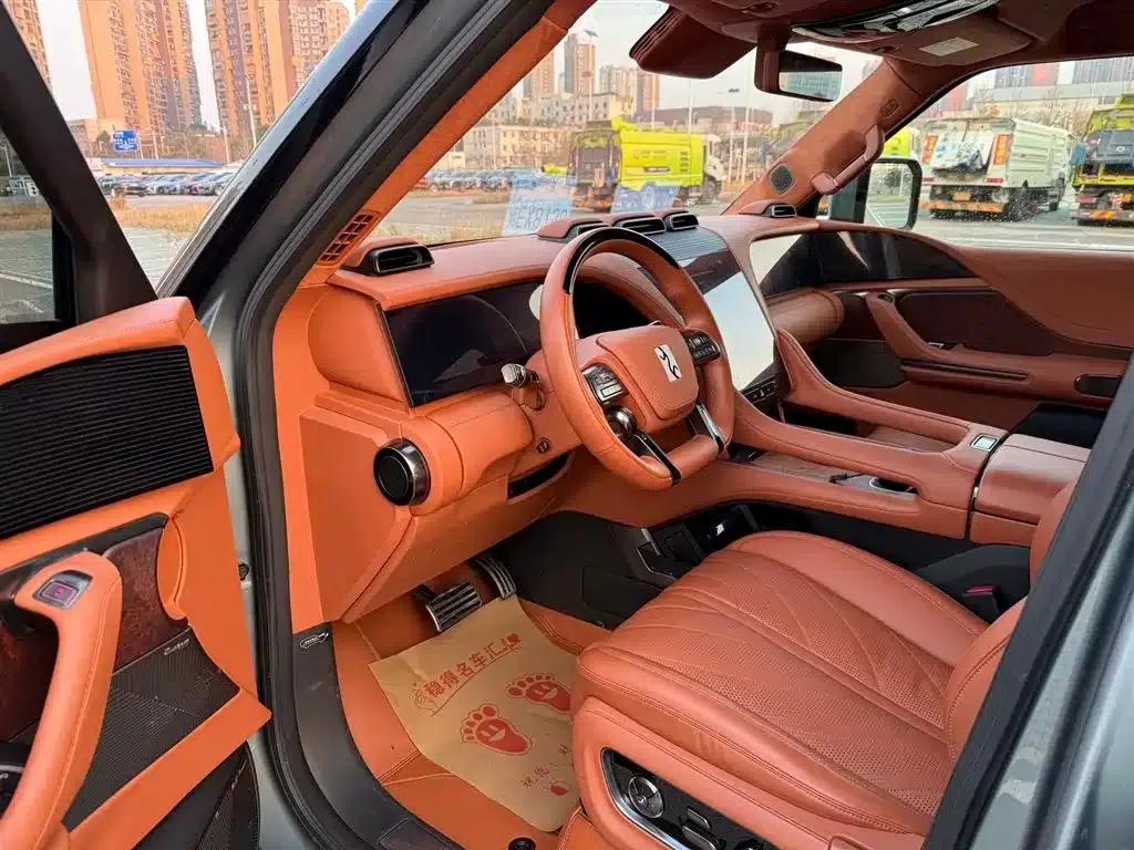 Looking up at the 2023 U8 Luxury Edition — миниатюра 4