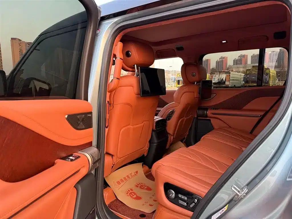 Looking up at the 2023 U8 Luxury Edition — миниатюра 6