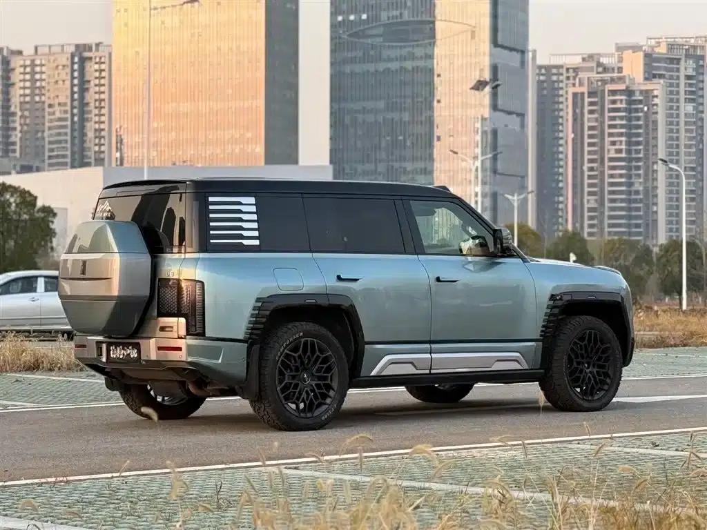 Looking up at the 2023 U8 Luxury Edition — миниатюра 7