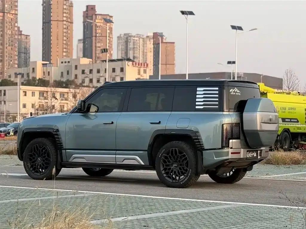 Looking up at the 2023 U8 Luxury Edition — миниатюра 9