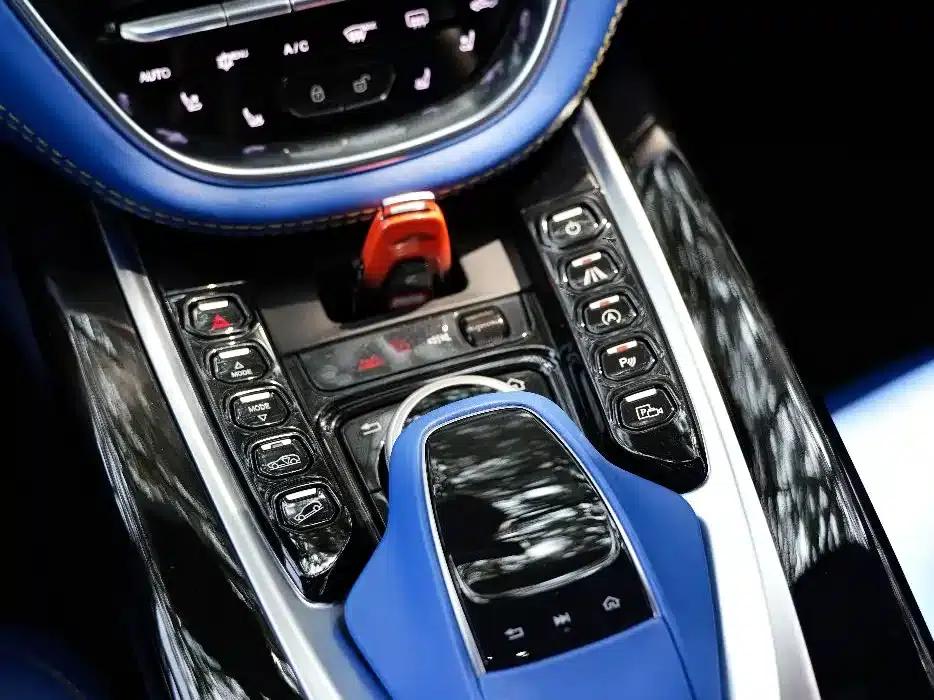 Aston Martin DBX 2021 4.0T V8: A Return to Simplicity — миниатюра 14