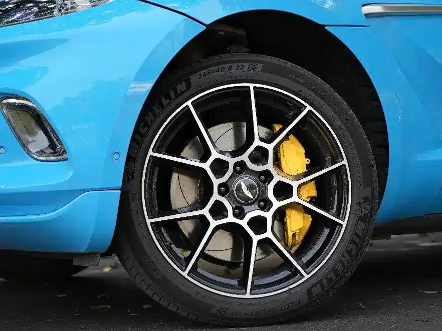 Aston Martin DBX 2021 4.0T V8: A Return to Simplicity — миниатюра 9