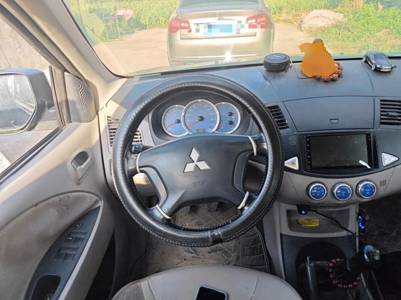 Mitsubishi Zinger 2010 2.0L Manual Transmission Luxury Version — миниатюра 11