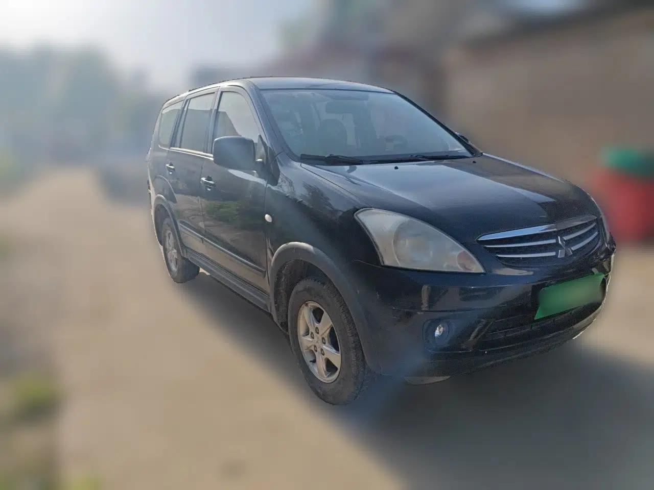 Mitsubishi Zinger 2010 2.0L Manual Transmission Luxury Version — миниатюра 3