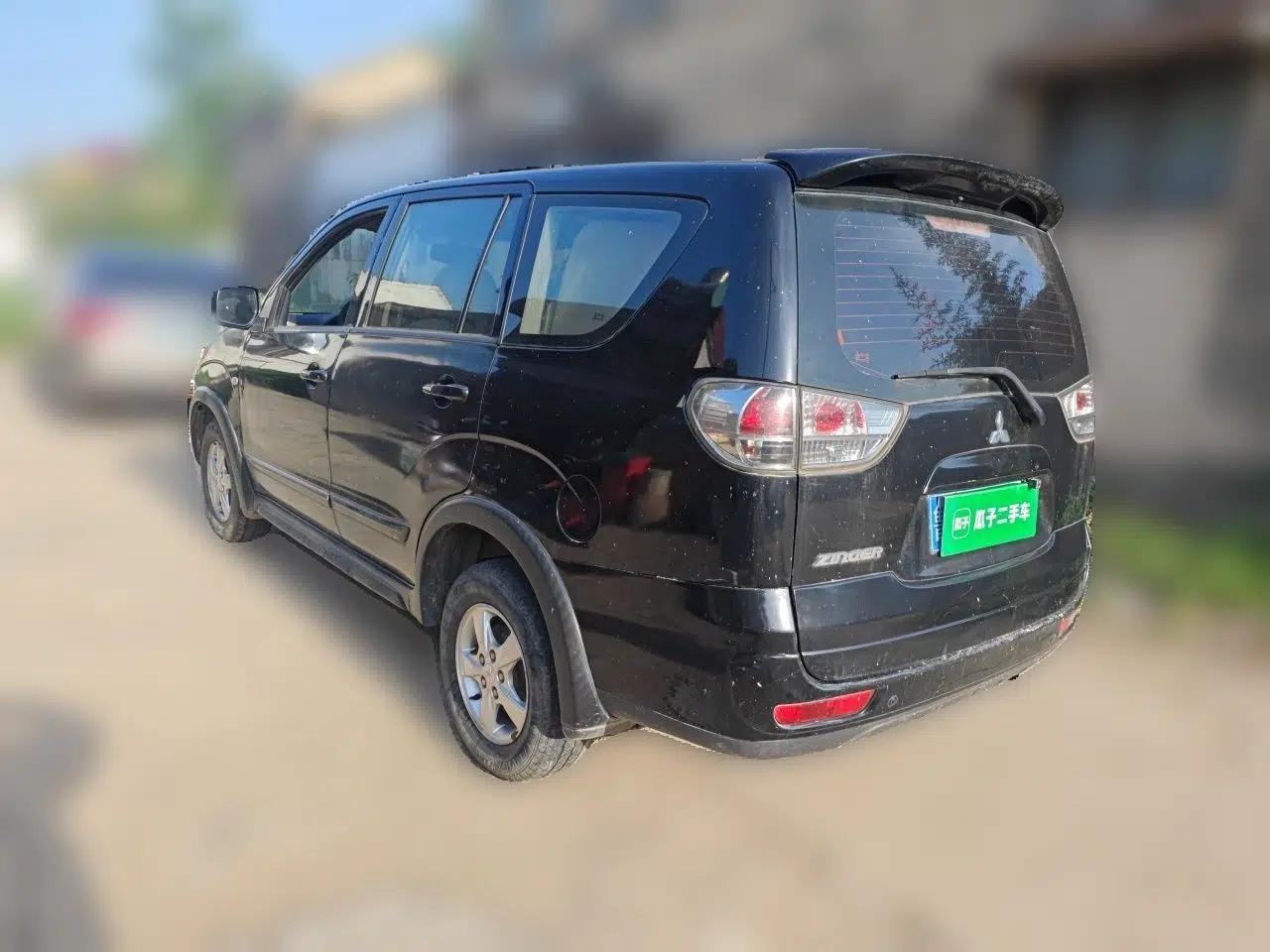 Mitsubishi Zinger 2010 2.0L Manual Transmission Luxury Version — миниатюра 4