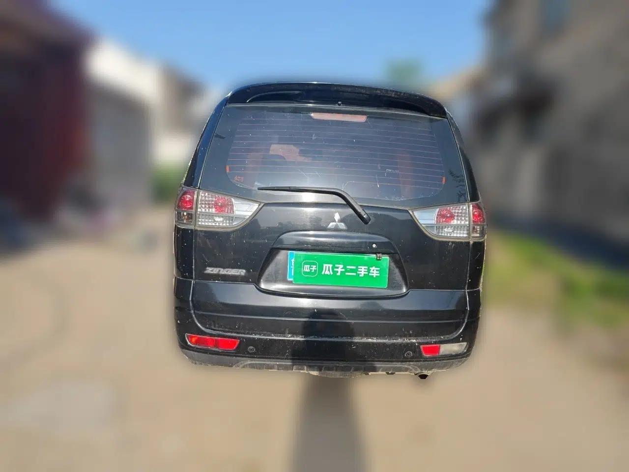 Mitsubishi Zinger 2010 2.0L Manual Transmission Luxury Version — миниатюра 5