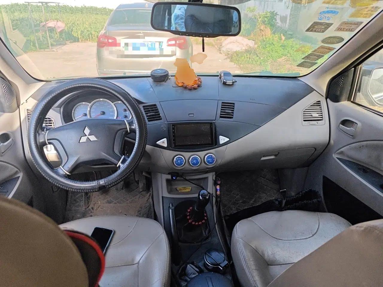 Mitsubishi Zinger 2010 2.0L Manual Transmission Luxury Version — миниатюра 10