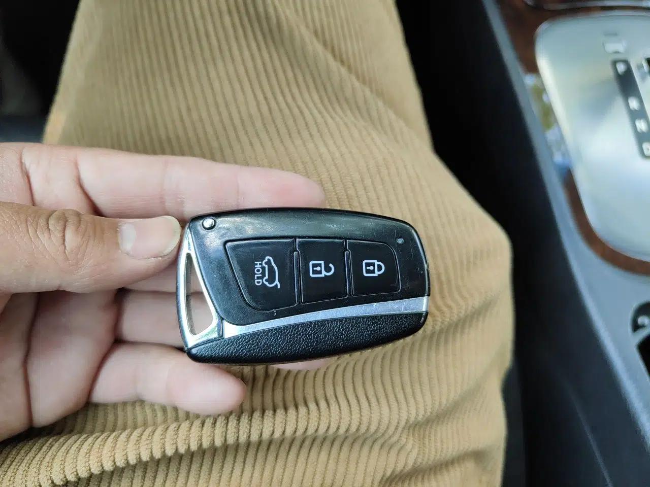 Hyundai Genesis 2008 BH330 Comfort Edition — миниатюра 9
