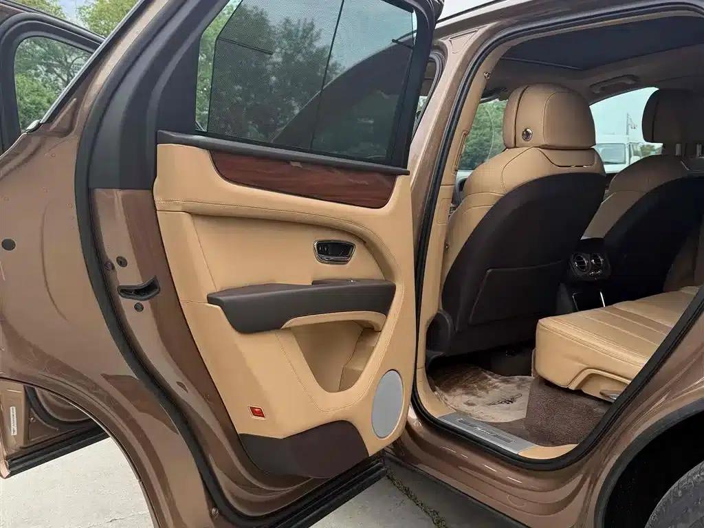 Bentayga Plug-in Hybrid 2021 3.0T PHEV — миниатюра 7