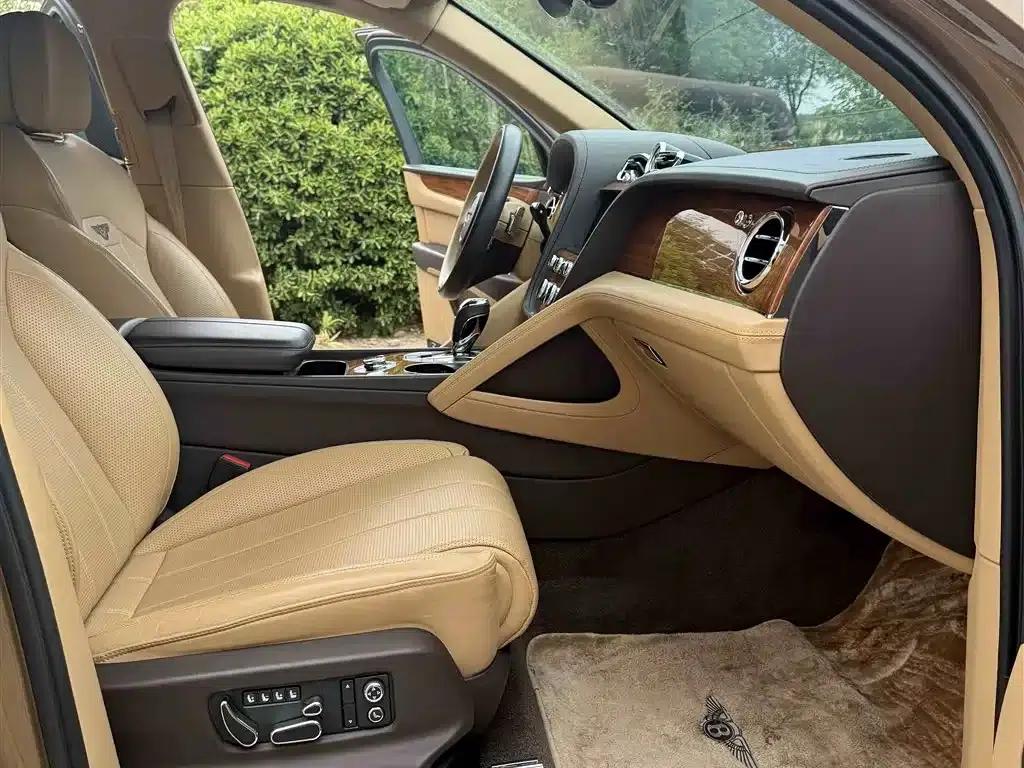 Bentayga Plug-in Hybrid 2021 3.0T PHEV — миниатюра 8