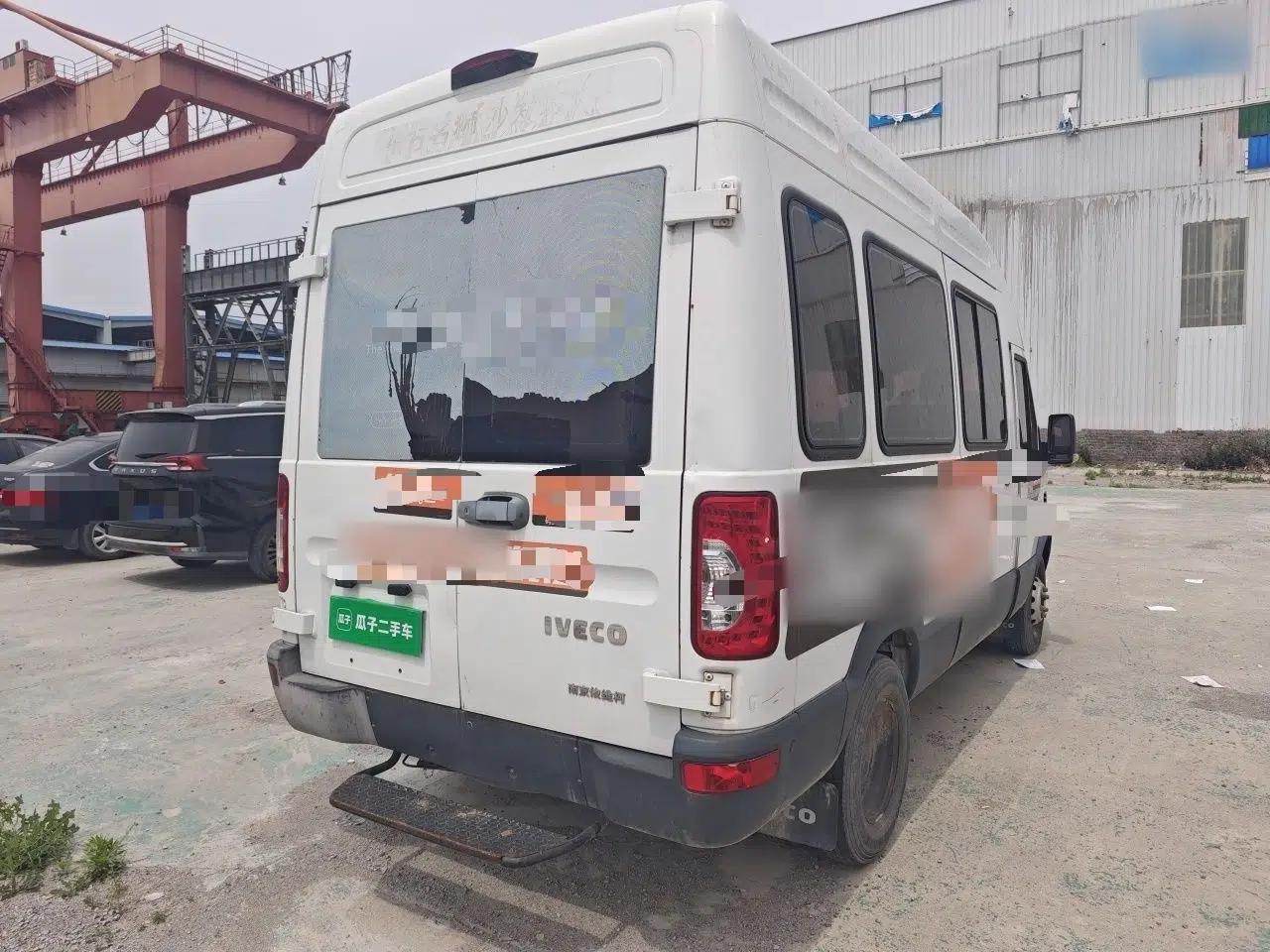 Iveco Power Daily 2017 2.5T Deluxe A37 High-Roof 6-7 Seater Bus 47Z5 — миниатюра 6
