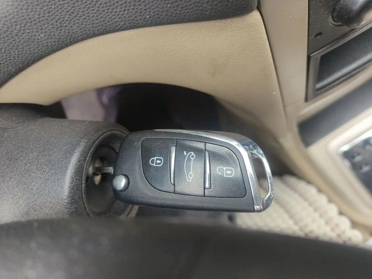 Peugeot 307 2010 Sedan 1.6L Automatic Comfort Edition — миниатюра 9