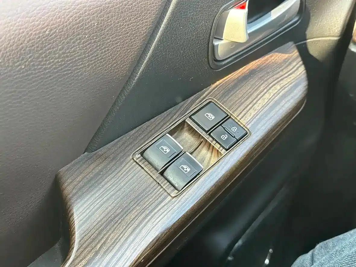 Lingzhi PLUS 2021 Touring Edition 2.0L Manual Deluxe 7-Seater — миниатюра 13