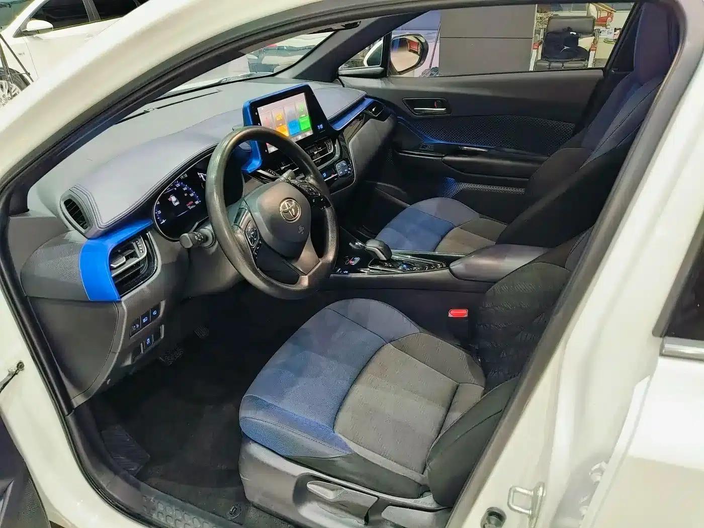 Toyota C-HR EV 2020 Luxury Sunroof Edition — миниатюра 11