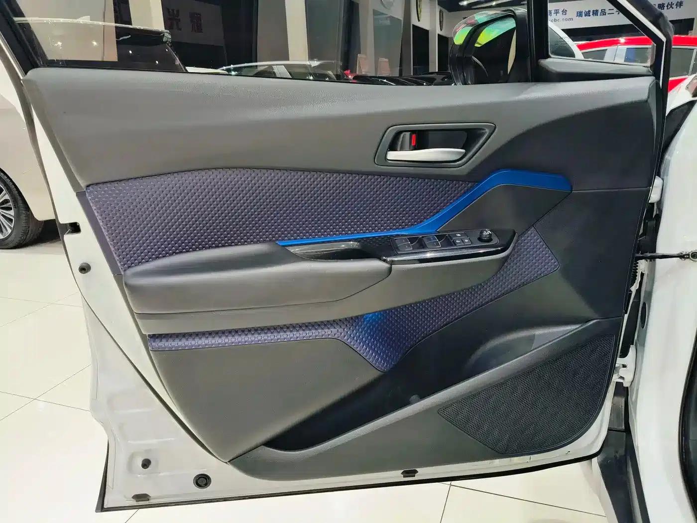 Toyota C-HR EV 2020 Luxury Sunroof Edition — миниатюра 9