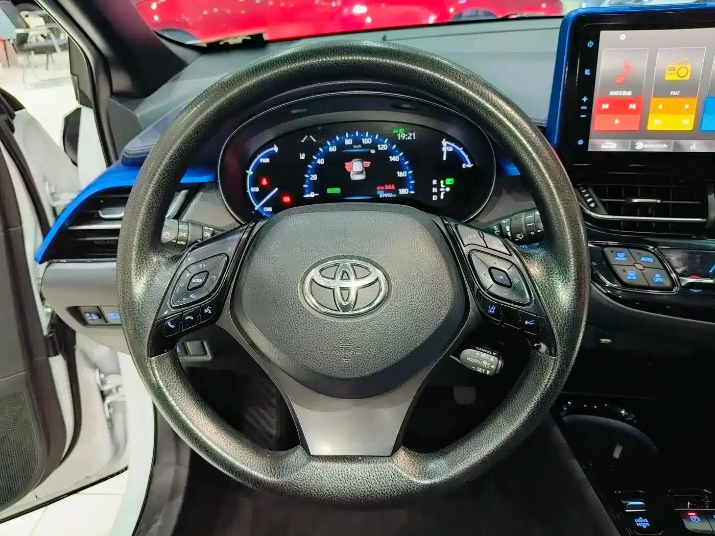 Toyota C-HR EV 2020 Luxury Sunroof Edition — миниатюра 10