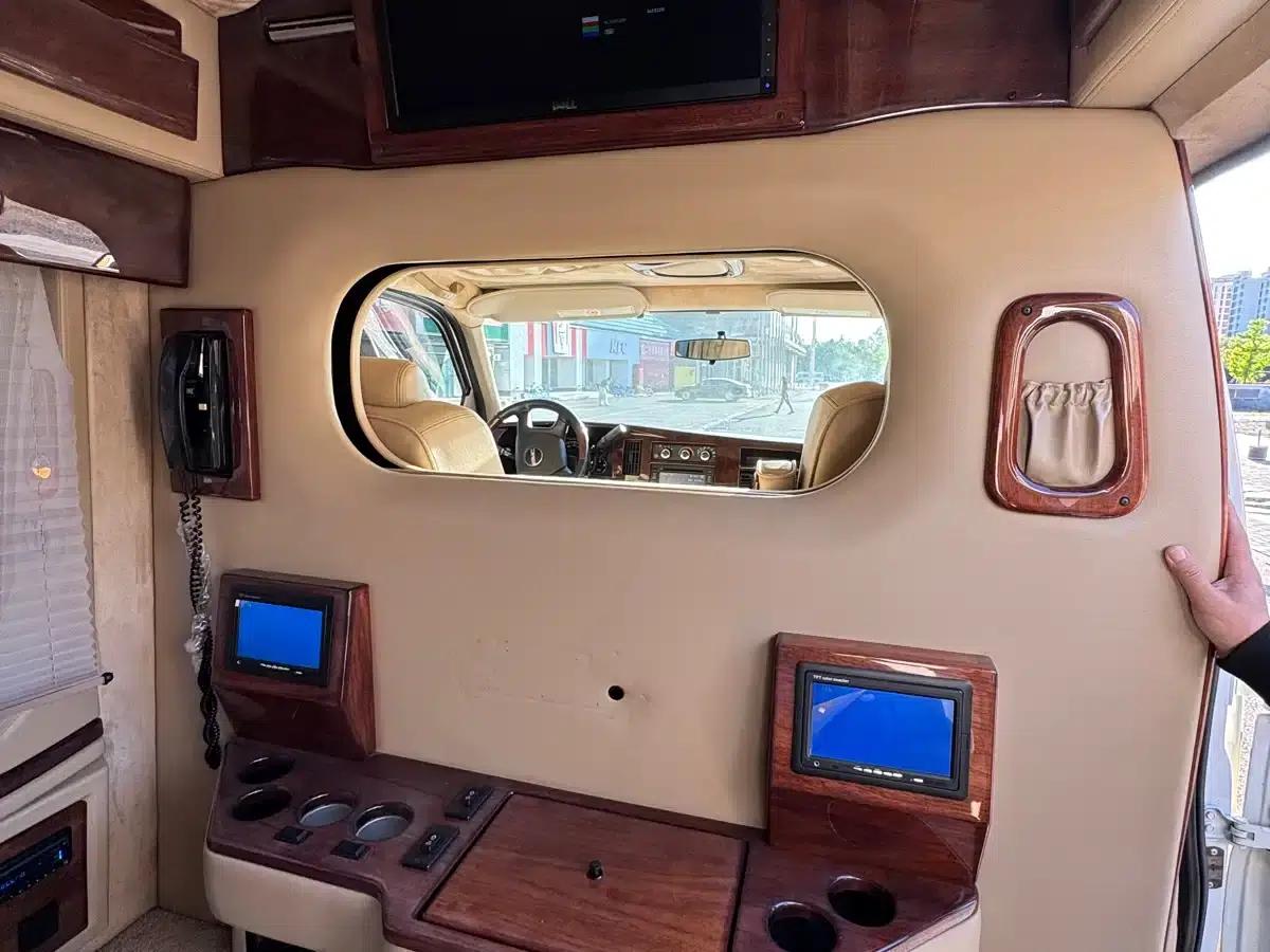 2011 SAVANA 6.0L Business Star 10-seater — миниатюра 13