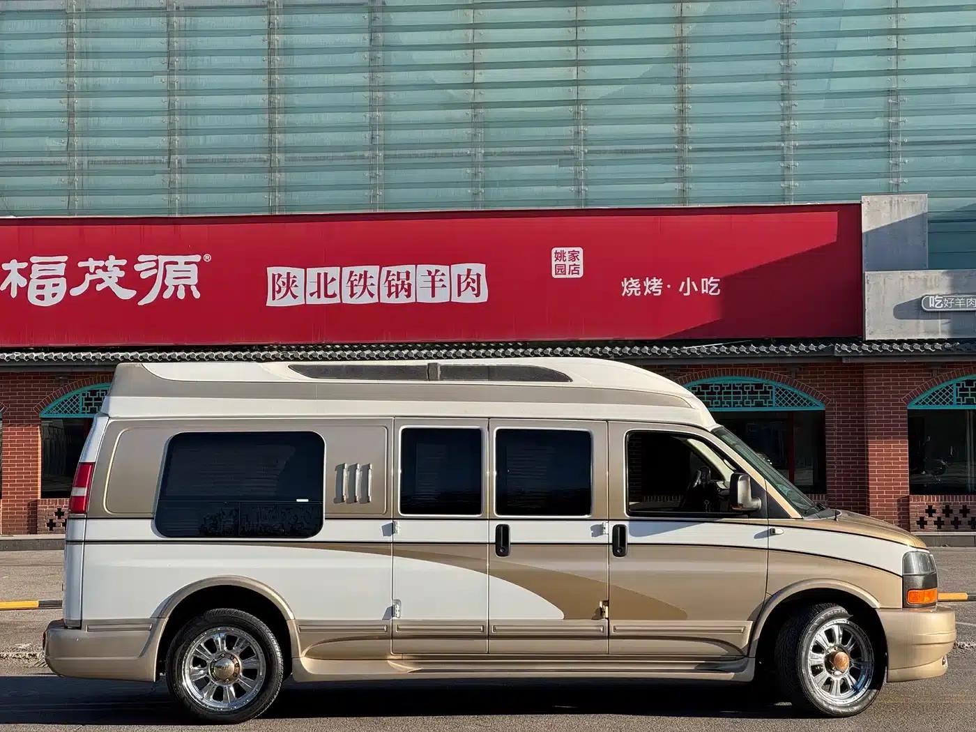 2011 SAVANA 6.0L Business Star 10-seater — миниатюра 7