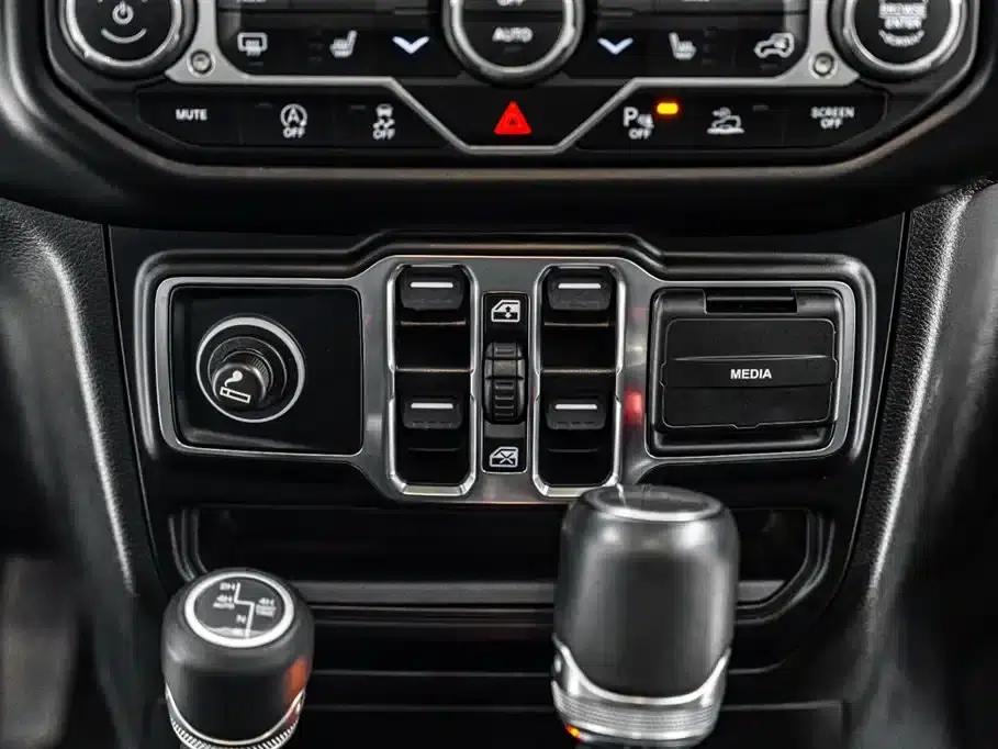 Gladiator 2022 3.6L First Edition — миниатюра 21