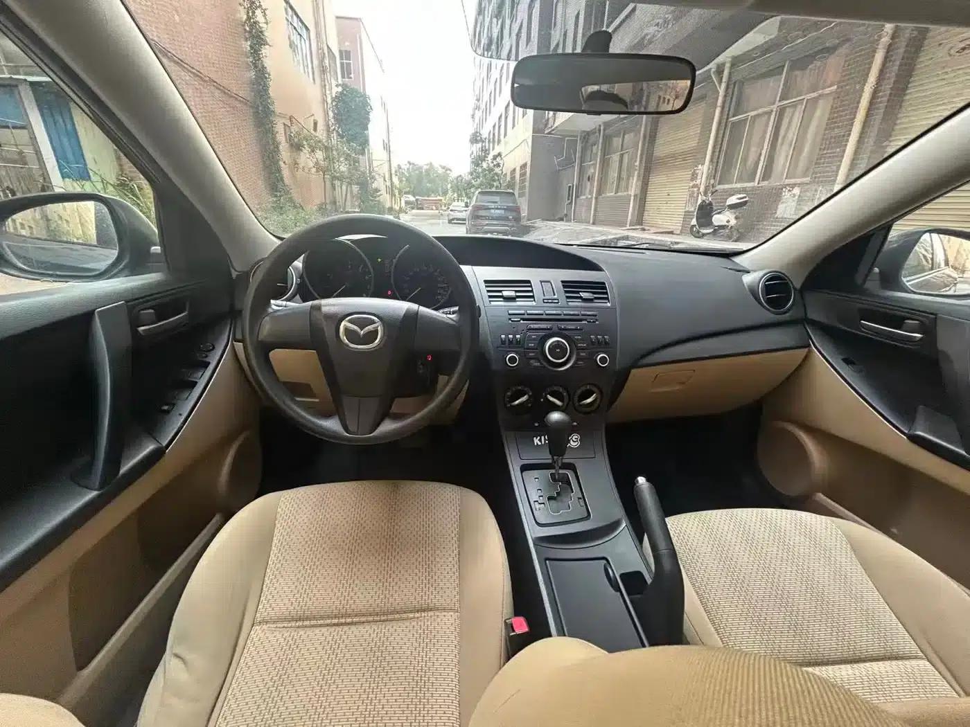 Mazda 3 Axela 2011 Sedan 1.6L Automatic Comfort — миниатюра 7