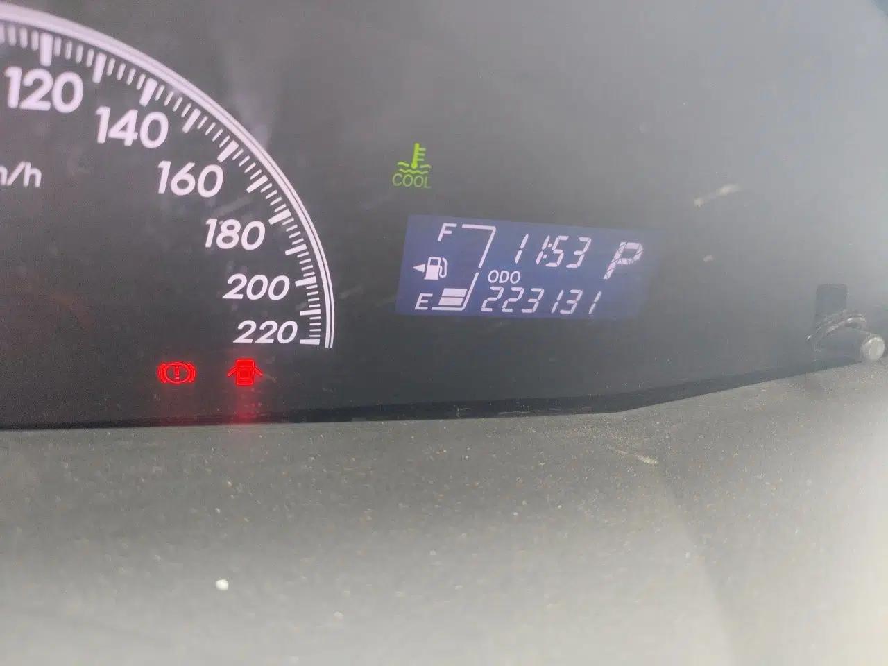 Toyota Yaris 2011 1.6E Automatic Charm Edition — миниатюра 13