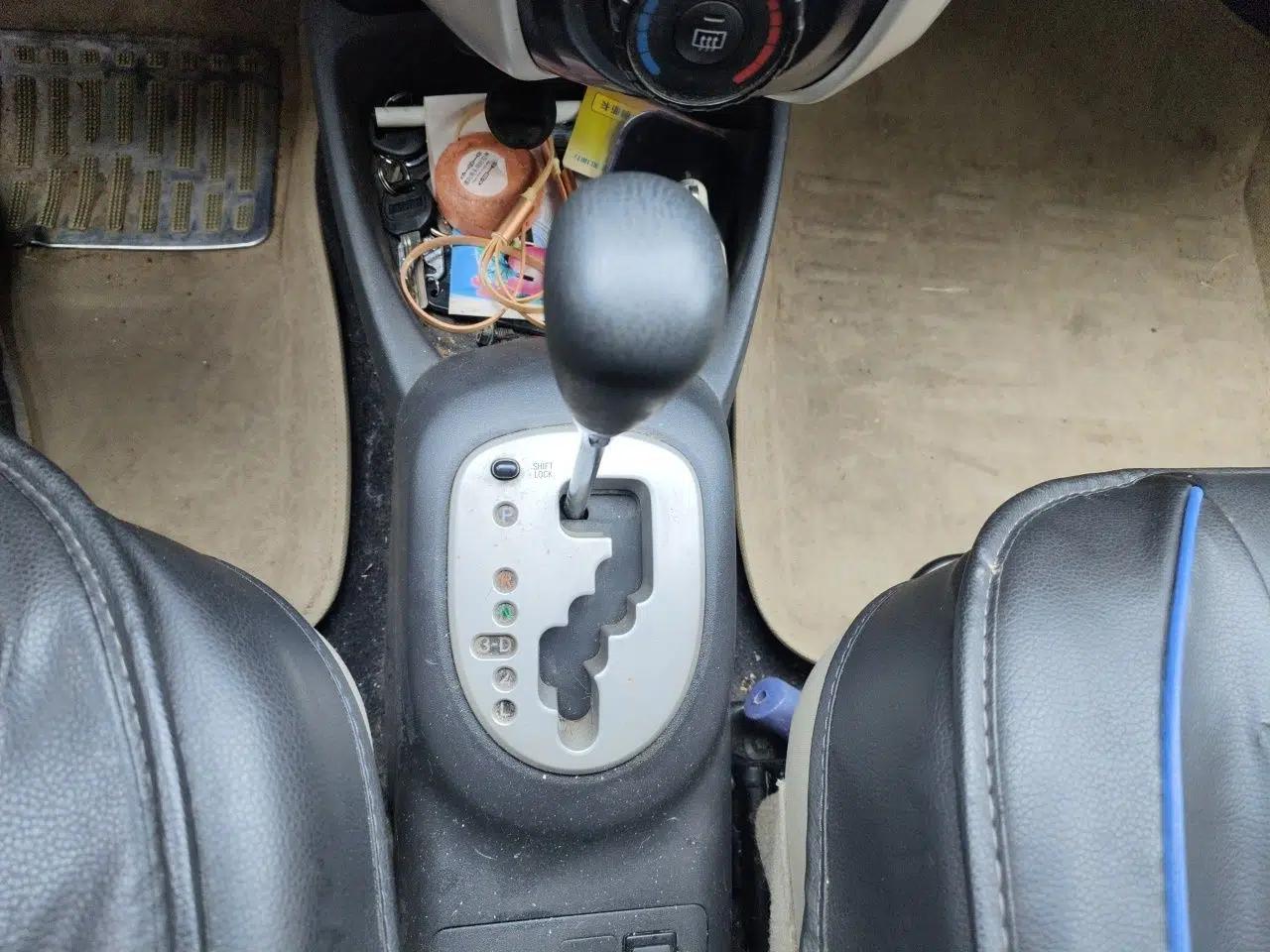 Toyota Yaris 2011 1.6E Automatic Charm Edition — миниатюра 15