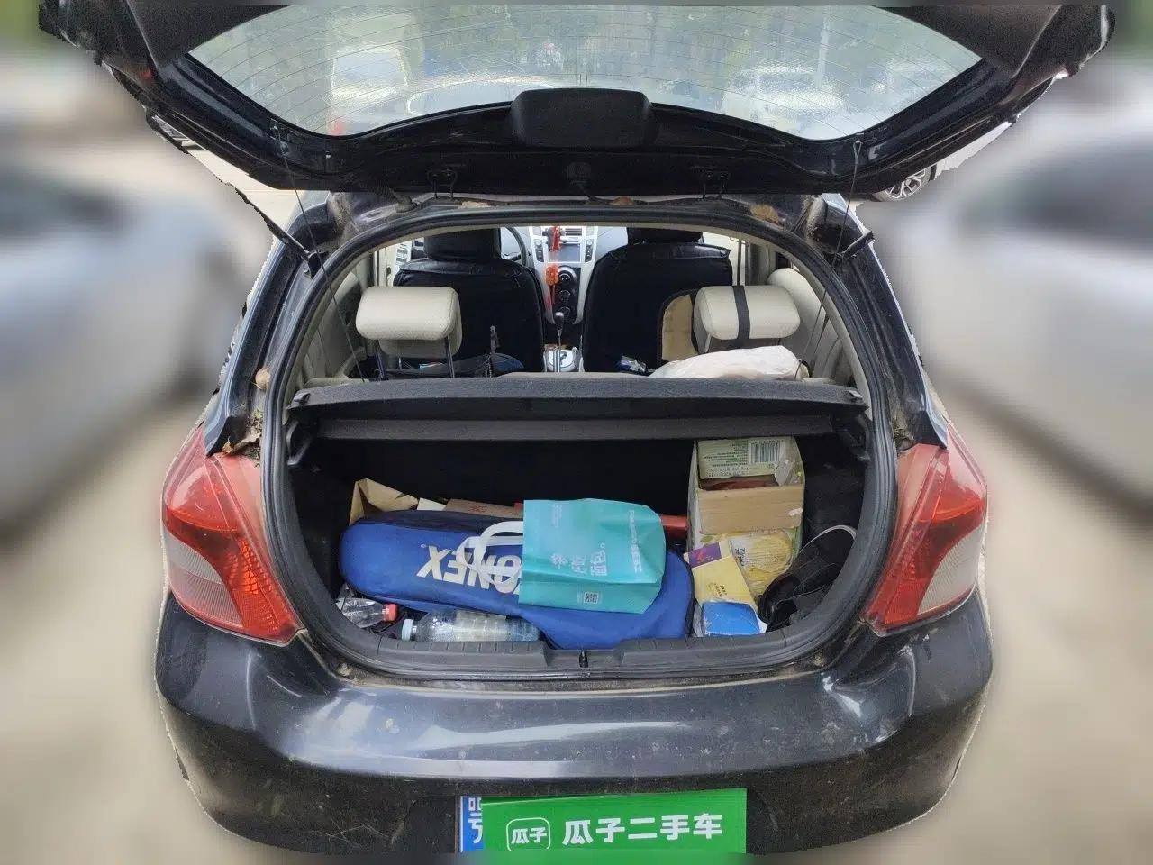 Toyota Yaris 2011 1.6E Automatic Charm Edition — миниатюра 20