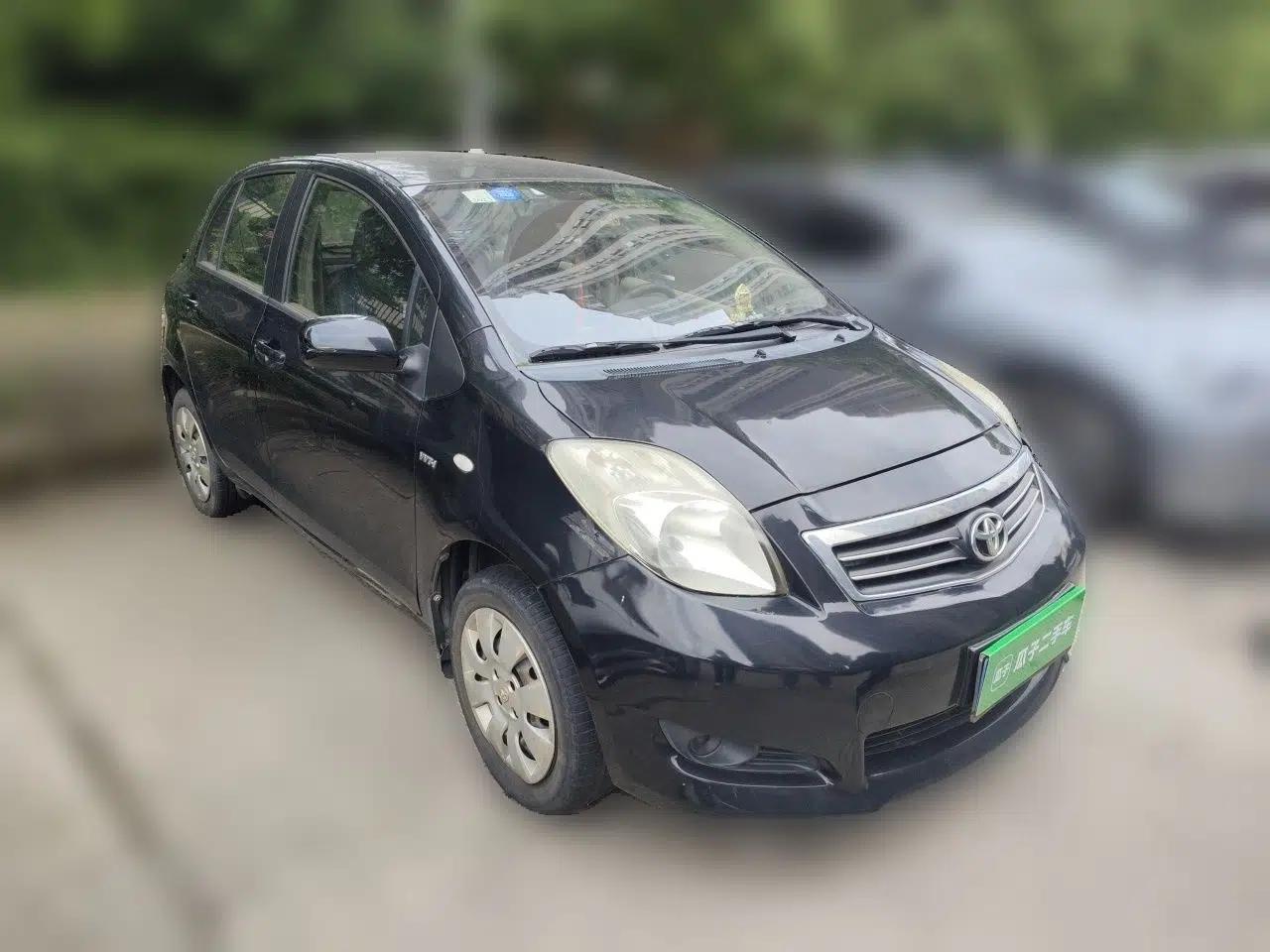 Toyota Yaris 2011 1.6E Automatic Charm Edition — миниатюра 3