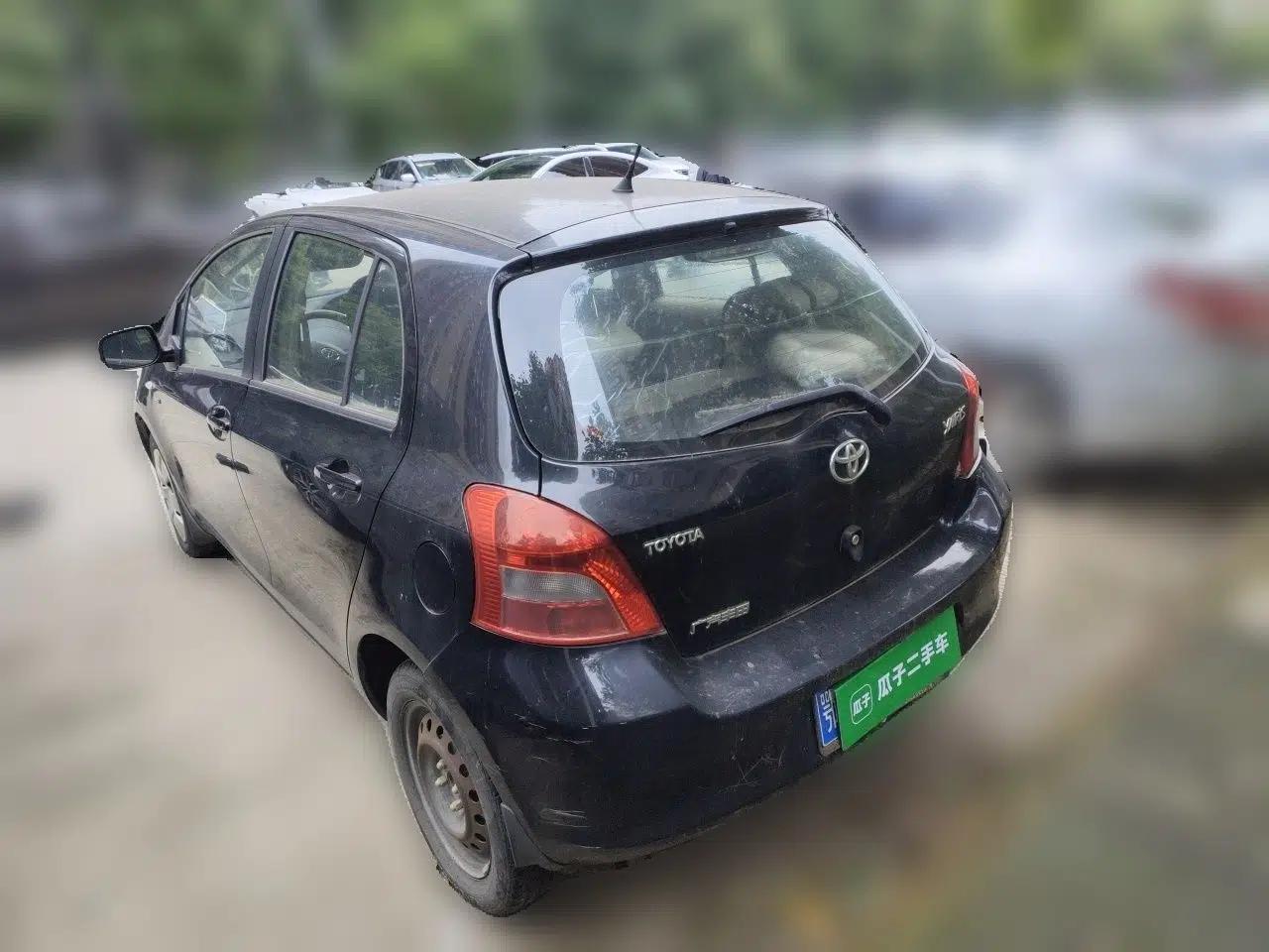 Toyota Yaris 2011 1.6E Automatic Charm Edition — миниатюра 4