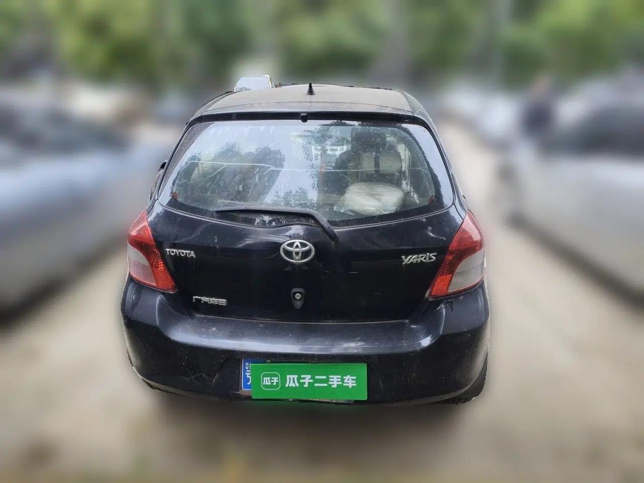Toyota Yaris 2011 1.6E Automatic Charm Edition — миниатюра 5