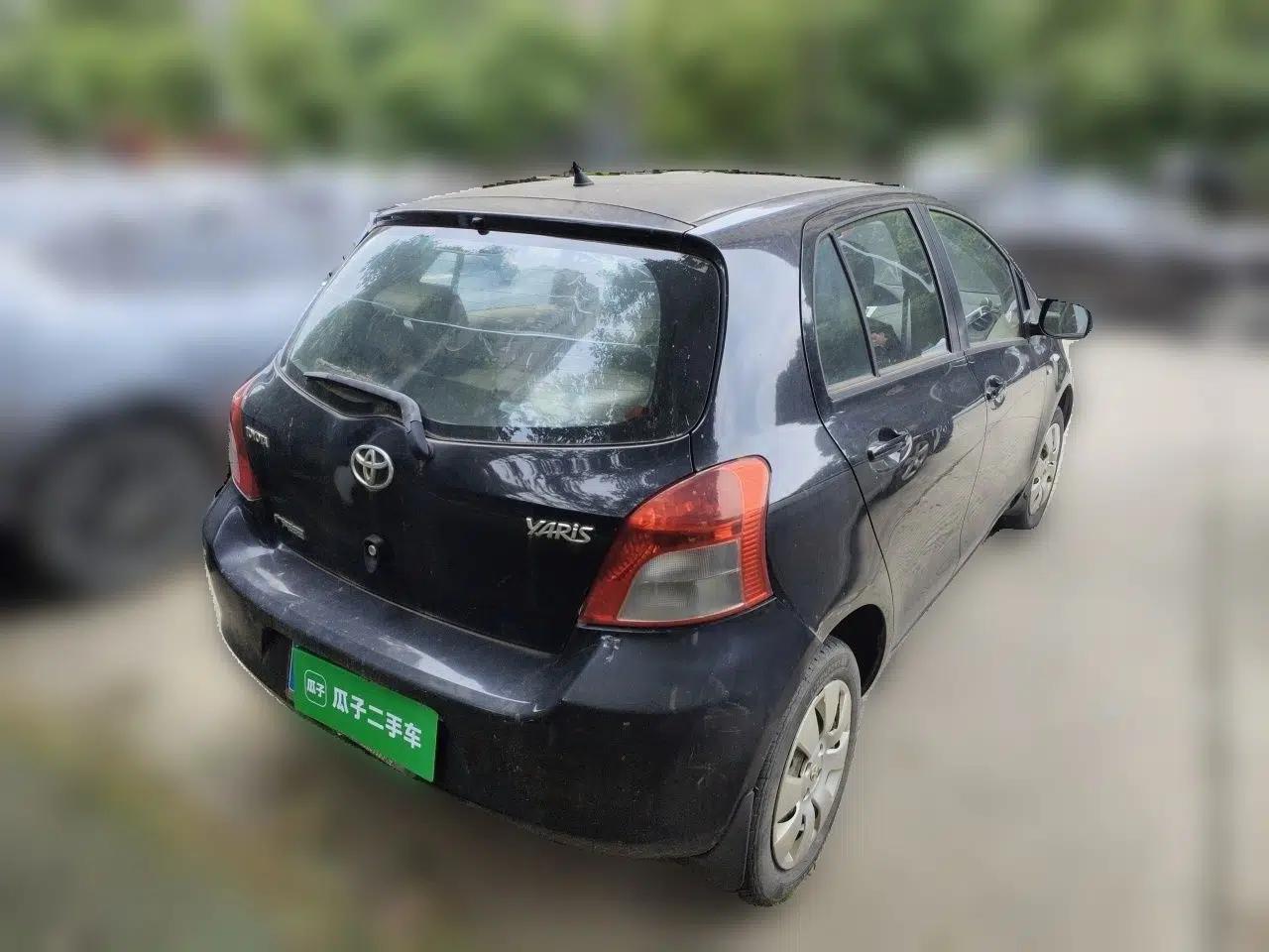 Toyota Yaris 2011 1.6E Automatic Charm Edition — миниатюра 6