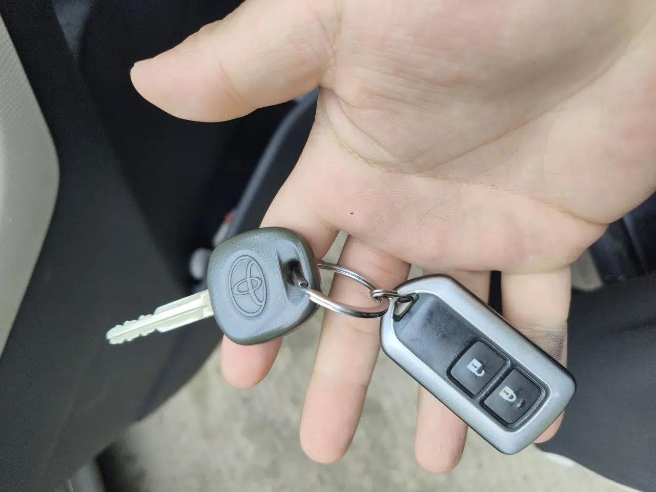Toyota Yaris 2011 1.6E Automatic Charm Edition — миниатюра 9