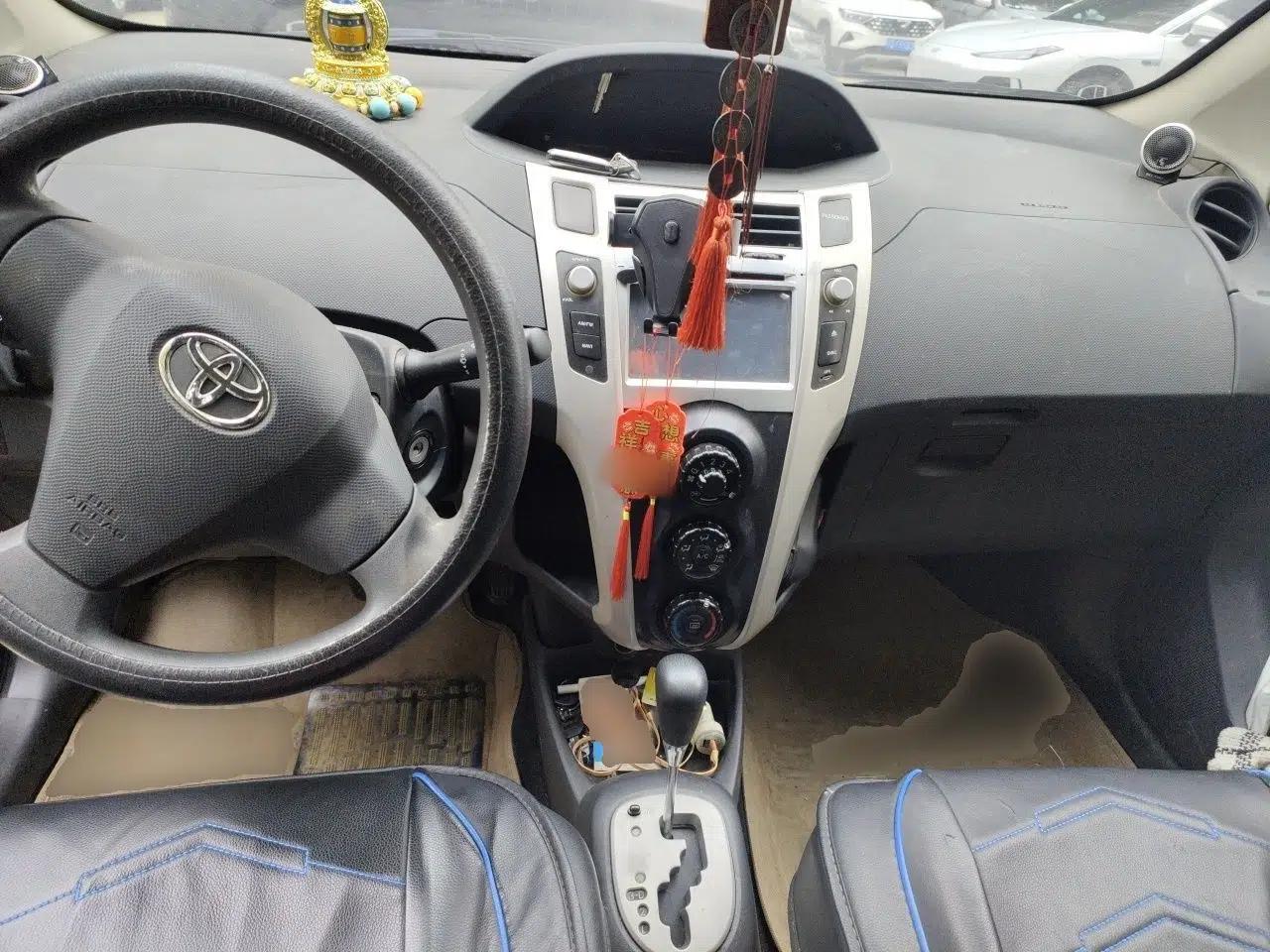 Toyota Yaris 2011 1.6E Automatic Charm Edition — миниатюра 10