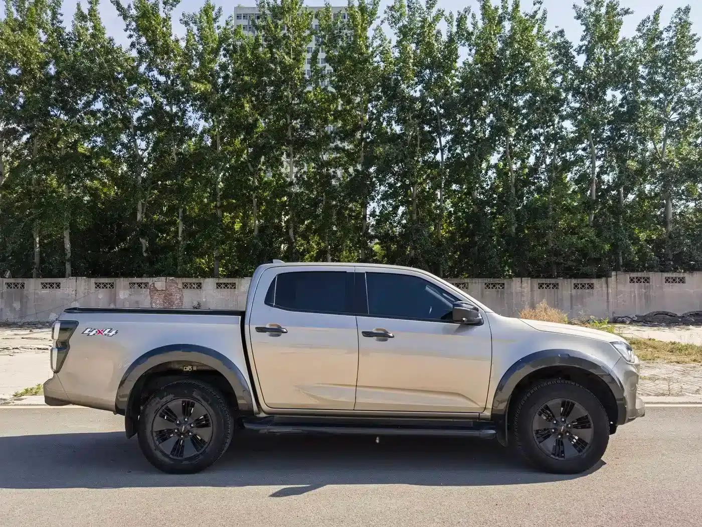 D-MAX 2023 1.9T Automatic 4WD V-CROSS Leading Edition — миниатюра 4