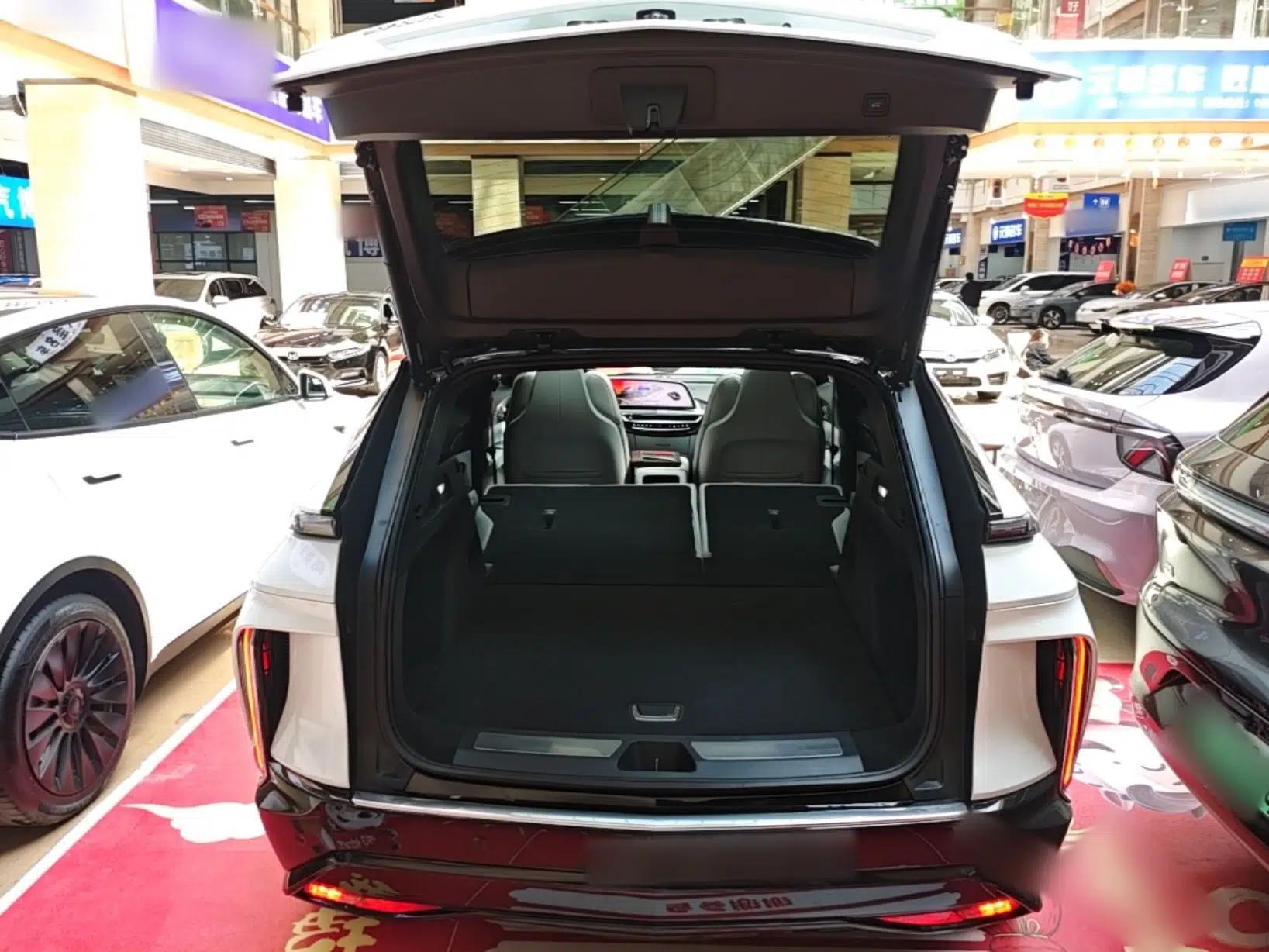 Cadillac LYRIQ 2024 Rear-Drive Standard Range Luxury Edition — миниатюра 22